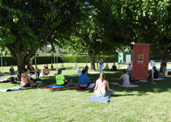 Una setantena de persones assisteixen a la commemoració del Dia Internacional del Ioga a la Piscina Municipal d'Estiu d'Abrera