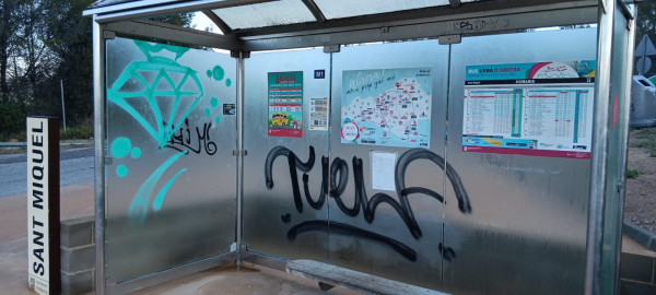 Siguem cívics i cuidem el nostre entorn! Detectem i reparem un nou acte vandàlic en l'espai públic del nostre municipi. Parada de bus del barri de Sant Miquel