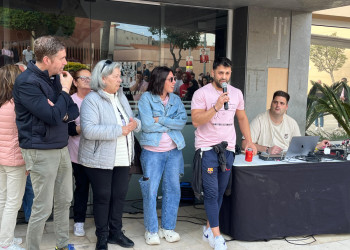 Centenars de persones participen al comiat del veí i artista abrerenc Kike Peña a la plaça de la Constitució