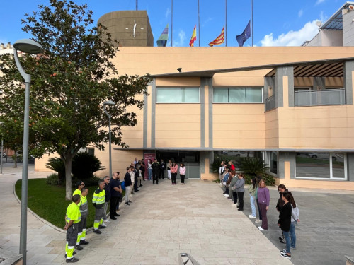 Duem a terme un minut de silenci davant l'Ajuntament en solidaritat amb la població afectada pel fort temporal a la Comunitat Valenciana, Castella-La Manxa i Andalusia