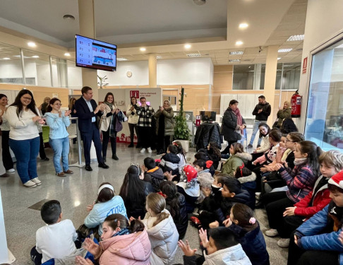 La il·lusió del Nadal es viu a Abrera! Gaudim a l'Ajuntament de la cantada de nadales de l'alumnat de tercer de primària de l'Escola Francesc Platón i Sartí