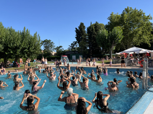 Gaudim del darrer dia de Ràdio Abrera a la Piscina Municipal d'Estiu de la temporada 2024 amb la col·laboració de Vive y Baila!