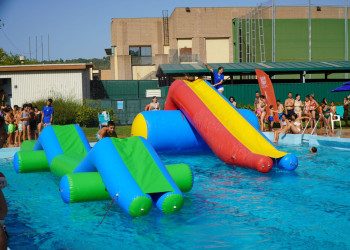 Gran èxit de la Festa de l'Estiu d'Abrera, amb inflables a la nostra Piscina Municipal d'Estiu!