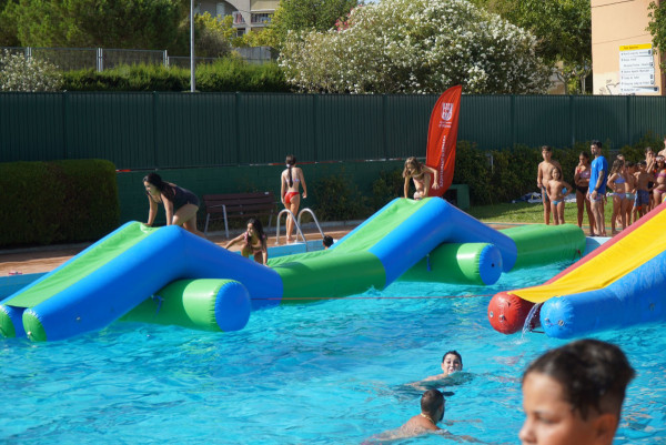 Gran èxit de la Festa de l'Estiu d'Abrera, amb inflables a la nostra Piscina Municipal d'Estiu!