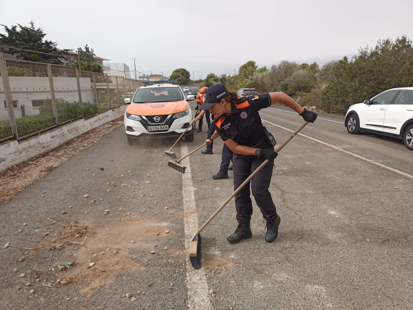 L'Associació de Voluntaris i Voluntàries  de Protecció Civil d'Abrera duent a terme tasques de restabliment de serveis bàsics i neteja durant les inundacions d'Alcanar l'any 2023