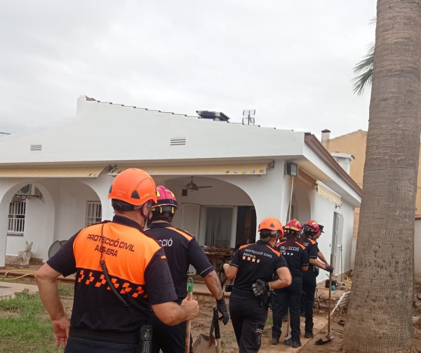 L'Associació de Voluntaris i Voluntàries de Protecció Civil d'Abrera duent a terme tasques de restabliment de serveis bàsics i neteja durant les inundacions d'Alcanar l'any 2023