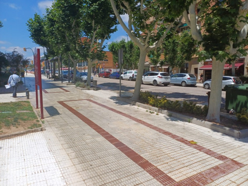 El Servei Municipal d'Aigües d'Abrera està treballant en una fuita d'aigua que s'ha produit en el carrer de Rosers